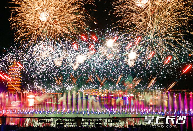 游客在火舞节上感受火热的感官刺激。