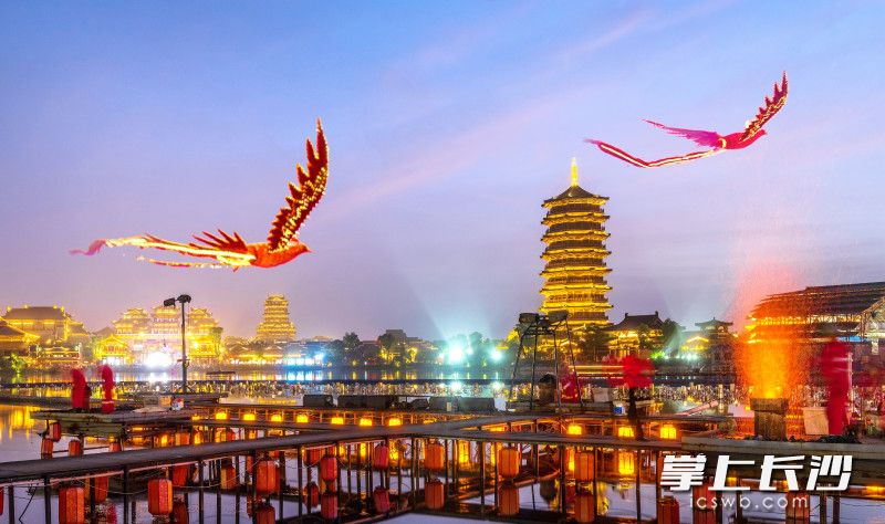 火凤飞天秀在夜空中上演。