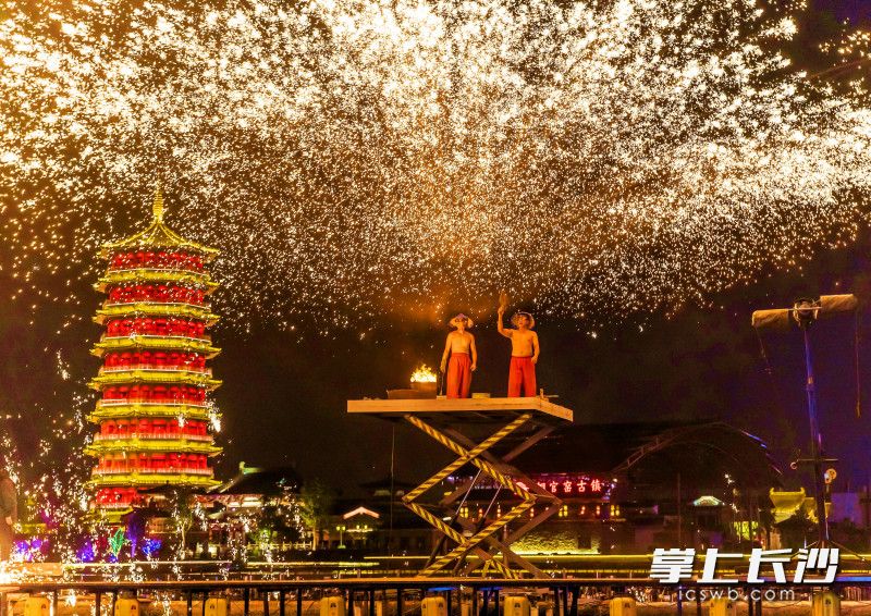 昨晚，铜官窑国风乐园火舞节火爆上线。均为长沙晚报全媒体记者 贺文兵 摄