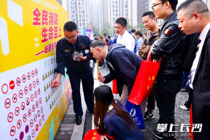 今天上午，长沙县启动了2024年消防宣传月活动。均为长沙晚报通讯员 胡宇波 摄