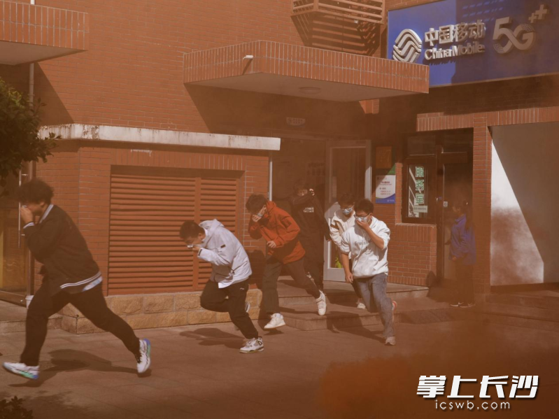 15日，芙蓉区消防救援大队走进湖南农业大学开展消防宣传培训暨疏散演练活动。图为演练的场景。长沙晚报通讯员 谢梦嘉 摄