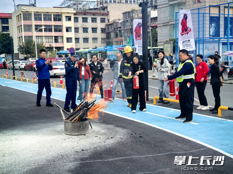 图为重点单位员工在进行灭火演练。 长沙晚报通讯员 寻艳 摄