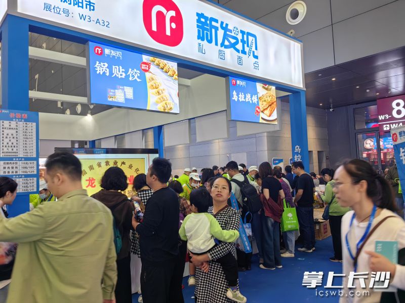 各品牌的预制食品展位人气都很高。