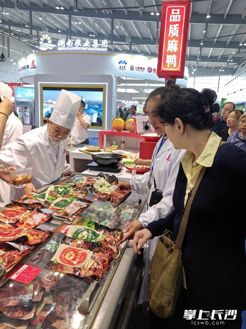 中部农博会开展首日，预制湘菜很受市民欢迎。 均为长沙晚报全媒体记者彭放摄