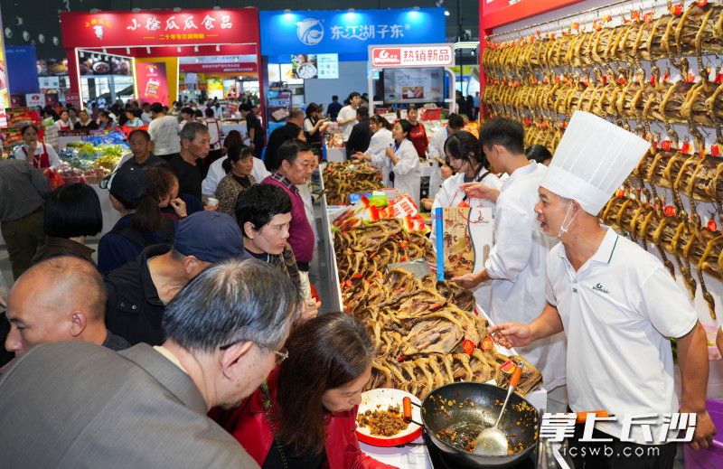 前来逛展的顾客争相品尝美食。 均为长沙晚报全媒体记者邹麟摄