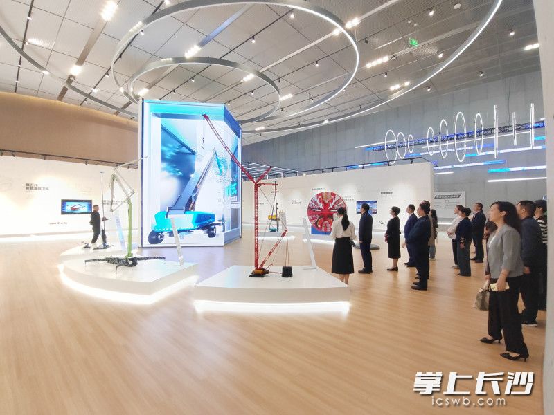 参观国家自主创新示范区成果展。长沙晚报全媒体记者 徐运源 摄