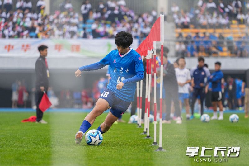 11月15日，全国第一届青少年三大球运动会男子足球嘉年华活动举行。  均为长沙晚报全媒体记者郭雨滴摄