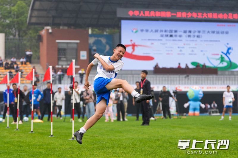 来自长郡双语实验中学的小运动员在射门。