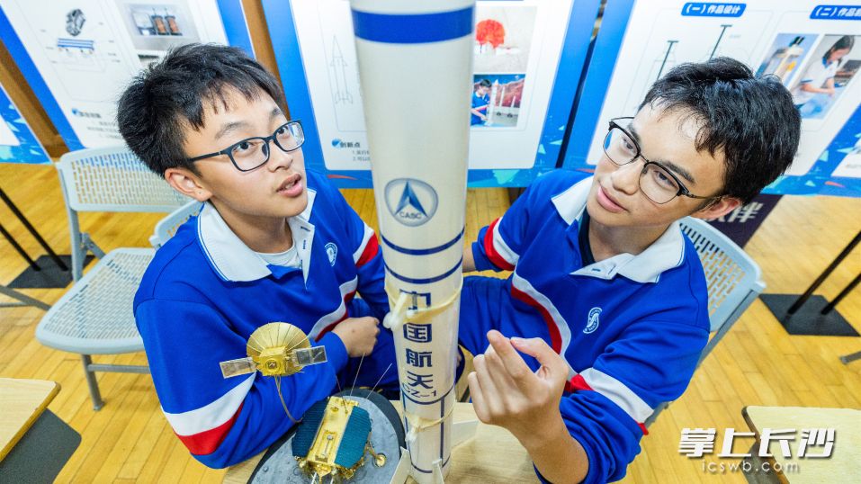 由学生们发明创作的“一箭穿云”可回收火箭吸引大家围观。均为长沙晚报全媒体记者 董阳 摄