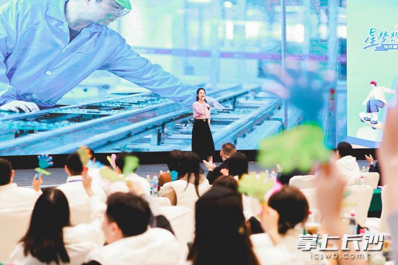 企业代表和学子热情互动。