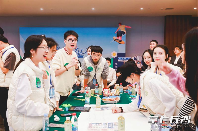 学子们团队合作参与职场挑战游戏。