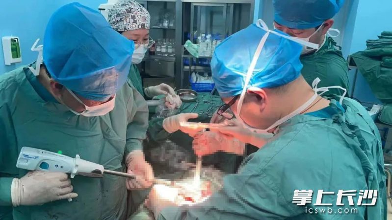 长沙市第一医院创伤团队专家成员为创伤失血休克患者进行紧急手术。 医院供图