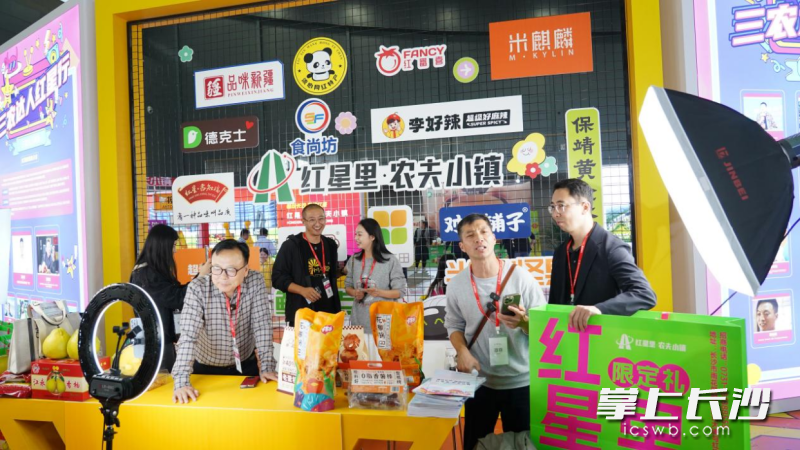 “三农达人直播秀”上线,为中部农博会带来更多人气。 均为组委会供图 “三农达人直播秀”上线,为中部农博会带来更多人气。 均为组委会供图