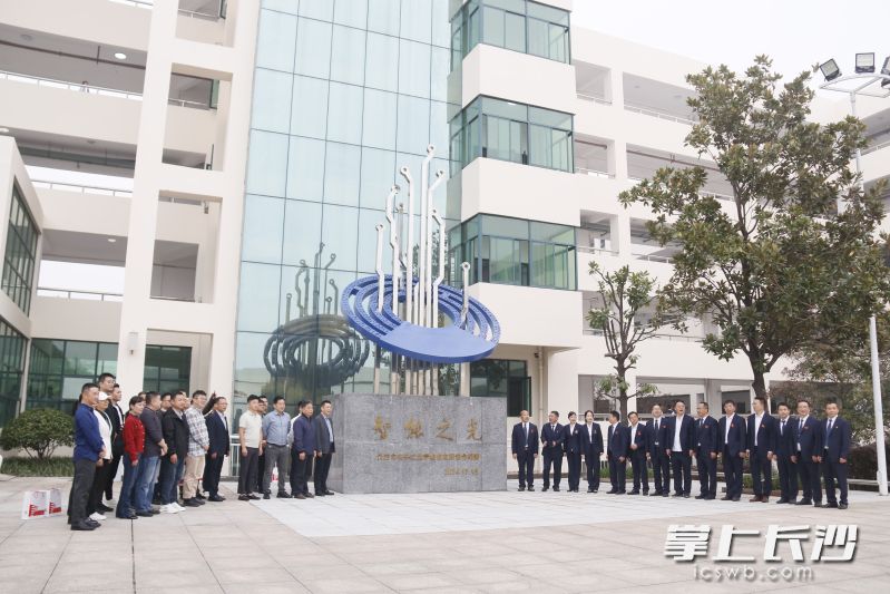 校友们自发筹建“长沙市电子工业学校校友回湘联谊会”并向学校捐建了“智能之光”雕塑。长沙晚报全媒体记者 林陽 摄