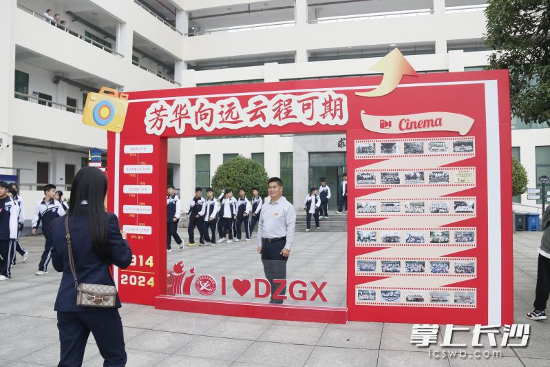 长沙市电子工业学校建校110周年庆，不少校友回校打卡，追忆校园美好时光。