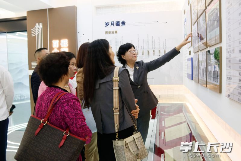 退休老师与校友在校史馆共忆往昔。