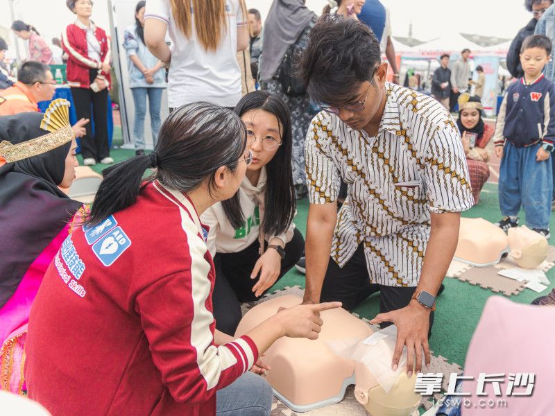 现场还有急救与心理技能培训体验。