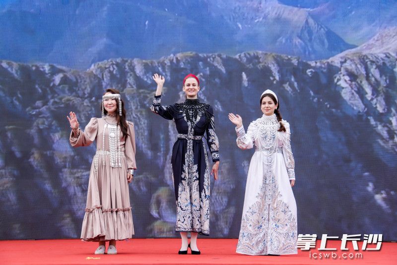 充满活力与创意的文艺表演。