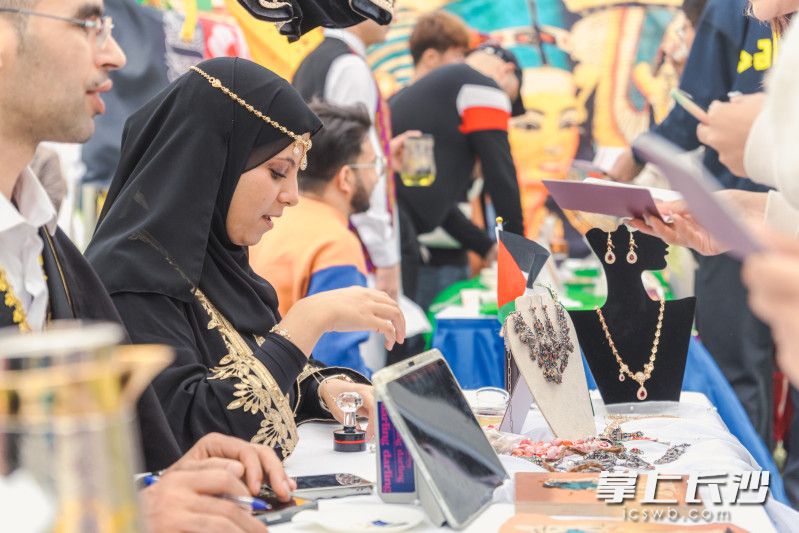国际学生们身着民族服饰，向师生们展示自己国家的历史和独特文化。