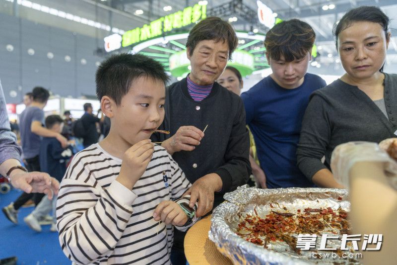 大批优质土特产正奔赴长沙，小朋友们吃得不亦乐乎。 均为长沙晚报全媒体记者周数邑摄