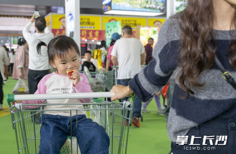 小朋友们边吃边逛，感受各地特色美食的魅力。