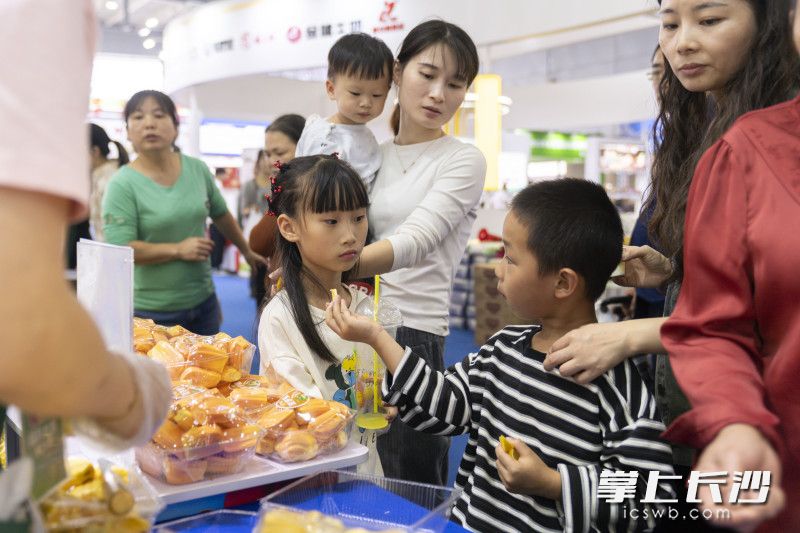 在这里一天能“呷”全国各地特色食物。