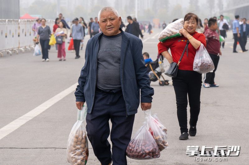 大爷和大妈满载而归，大妈笑着告诉记者：“这里的东西新鲜又实惠，够自己家吃一阵子了。” 均为长沙晚报全媒体记者冯启阳、周数邑摄