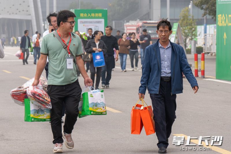 现场不少市民都将各个地区的农特产品买回家尝尝“鲜”。