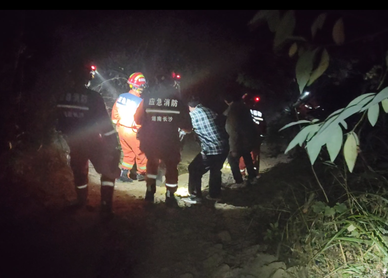 在消防队员的帮助下，被困山顶的大学生成功获救。长沙晚报通讯员 郭毅 摄
