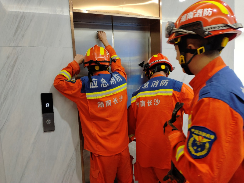 消防队员解救被困电梯人员。 长沙晚报通讯员 罗霜操 摄