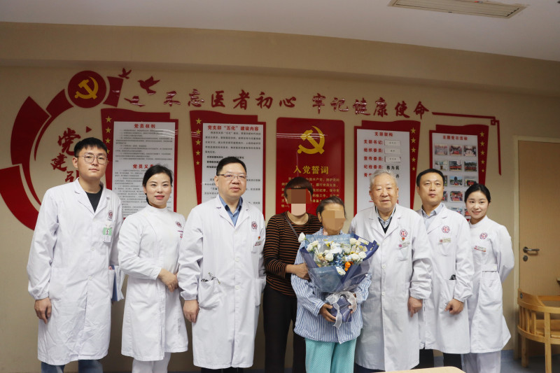 出院前，患者及家属向湖南省人民医院肝胆七病区团队表示感谢。