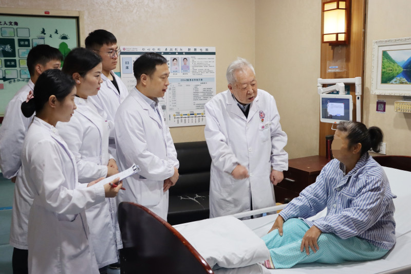 湖南省人民医院首席专家吴金术教授、厉鸥主任医师等查看患者术后情况。