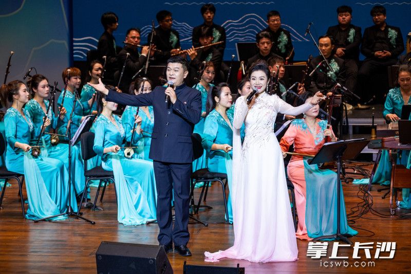 现场举行了精彩的花鼓戏演唱。
