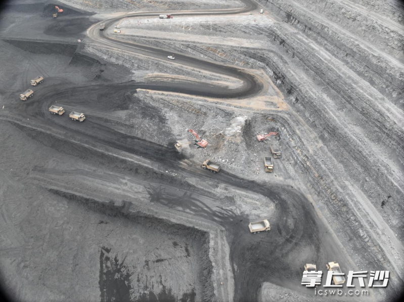 无人驾驶编组没有受到任何特殊对待,全流程与其他班组共用作业区域、生产主路、会车路口,能与有人驾驶车辆流畅地完成会车、环岛、排队。 无人驾驶编组没有受到任何特殊对待,全流程与其他班组共用作业区域、生产主路、会车路口,能与有人驾驶车辆流畅地完成会车、环岛、排队。