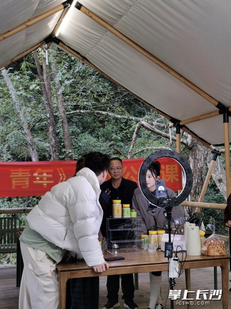 苏醒等人来到大围山进行直播助农。 受访者供图