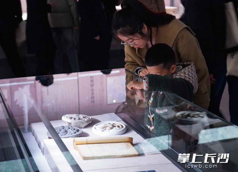 11月19日,《“志”说湖南——大型史志·文物联展》在湖南博物院开幕,市民正在观看展览。 均为长沙晚报全媒体记者邹麟摄 11月19日,《“志”说湖南——大型史志·文物联展》在湖南博物院开幕,市民正在观看展览。 均为长沙晚报全媒体记者邹麟摄