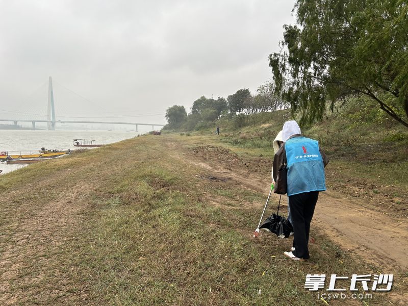 “河小青”们在河难上捡拾垃圾。均为长沙晚报通讯员陈思缤、李莹供图