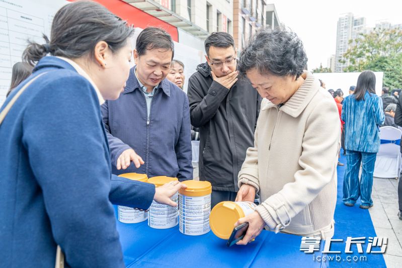 2024年特殊食品科普宣传活动现场，消费者现学现用如何选购特殊食品。