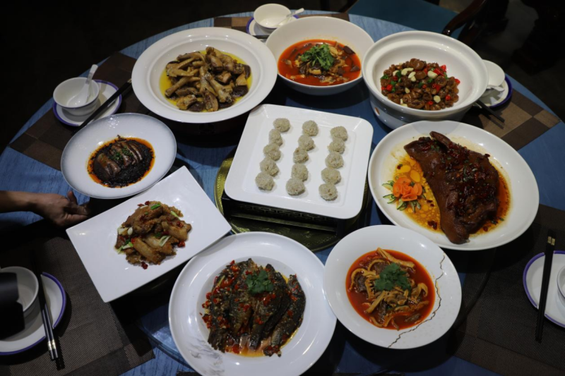 娄底特色预制食品鸿运当头、新化三合汤、猪尾巴、扣肉等。 娄底特色预制食品鸿运当头、新化三合汤、猪尾巴、扣肉等。