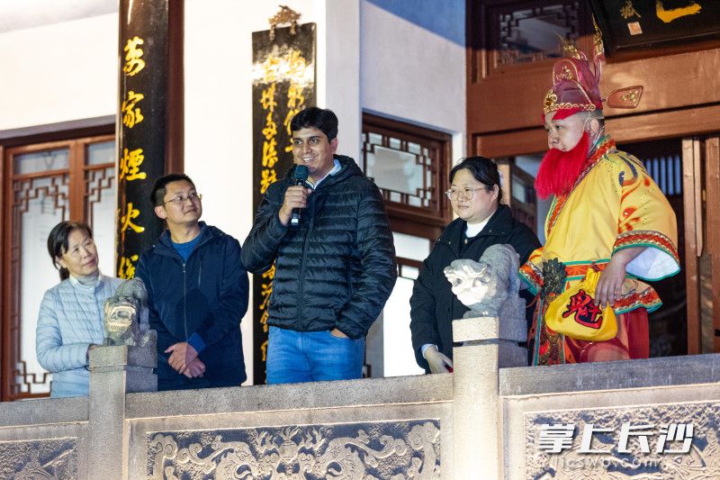 爱德教授流利的中文令“魁星”赞不绝口。