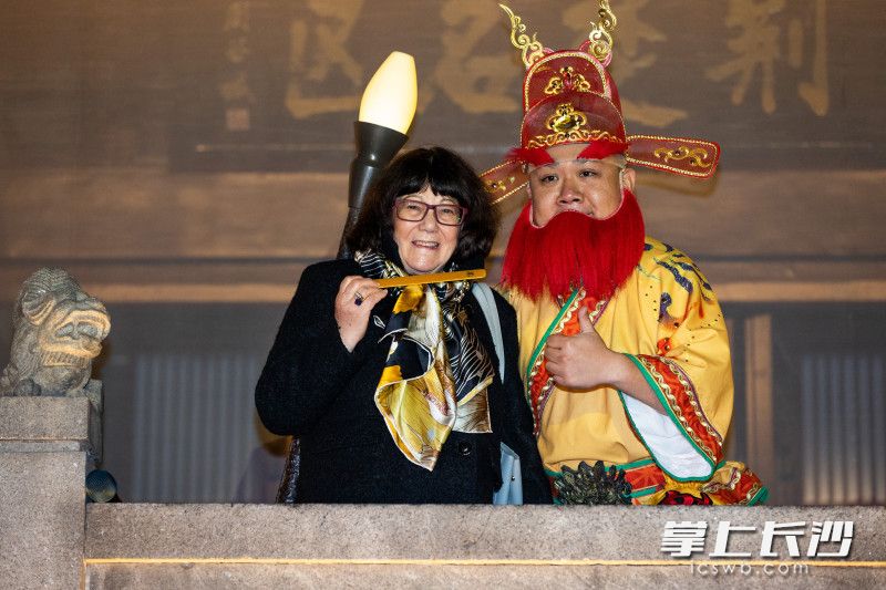 梅毕娜与天心阁的演员合影。全媒体记者 董阳 摄