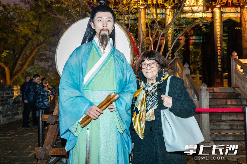 梅毕娜教授与登高秀演员合影留念。