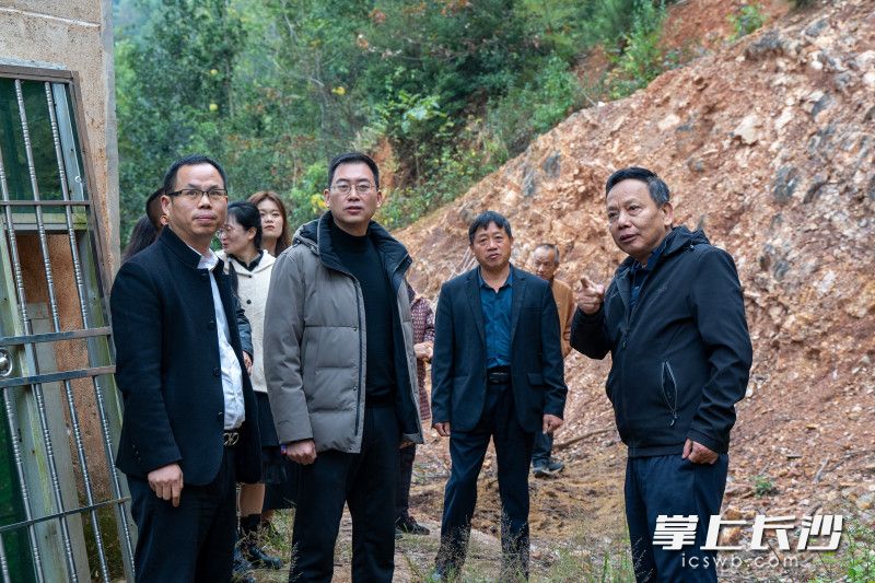 讲座结束后，来自中核地质灾害与生态恢复研究院总工程师邓春林、湖南中勘北斗研究院有限公司副总经理谢学武带领大家一同走进村民家中，对存在地质灾害风险的民居进行实地勘察，为居民提供专业的防范建议。