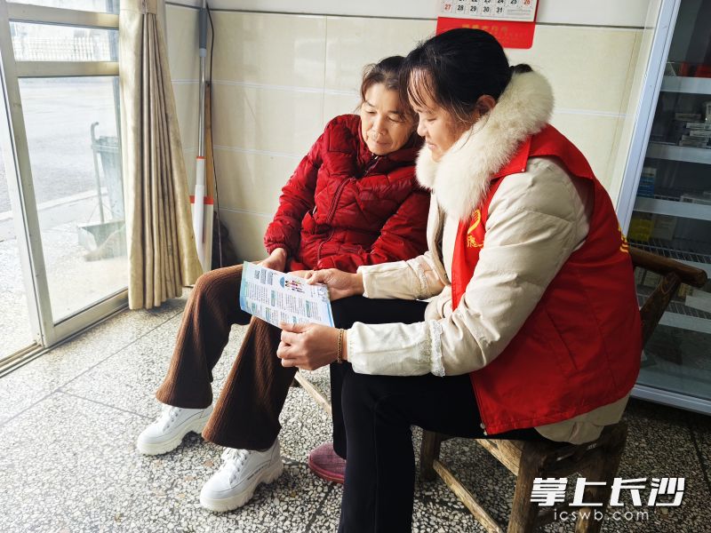 黄花岭村网格员主动上门服务，帮助群众顺利完成医保缴费。通讯员 任学文摄