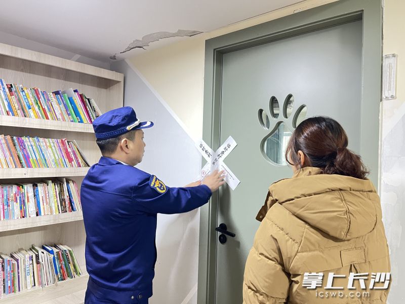 防火监督员对存在严重消防安全隐患的场所进行临时查封。长沙晚报通讯员 胡承婧 摄