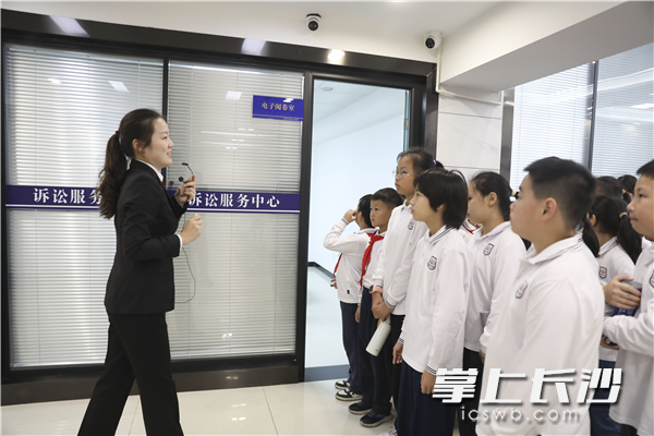 同学们参观湖南高院诉讼服务中心。