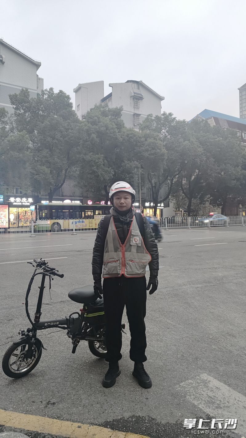 滴滴代驾司机洪晓。 受访者供图