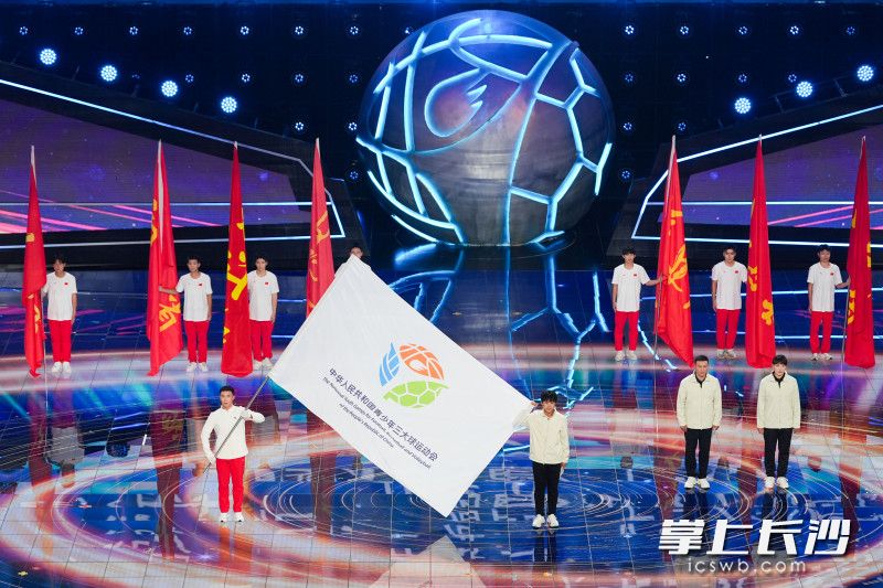 运动员、教练员、裁判员代表宣誓。