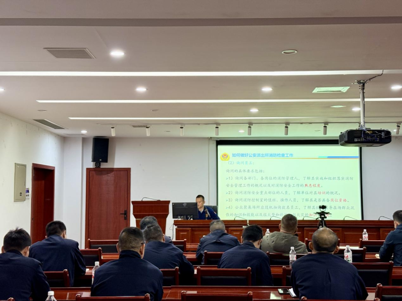 11月20日，芙蓉区消防救援大队组织辖区民警开展消防业务培训。 长沙晚报通讯员 谢梦嘉 摄