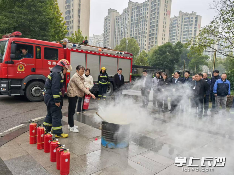 南太湖消防救援站消防员组织居民开展消防培训。长沙晚报通讯员 段禹兴 摄